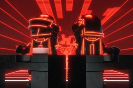 Minifiguras de los robots de Daft Punk junto al set de la pirámide de LEGO.