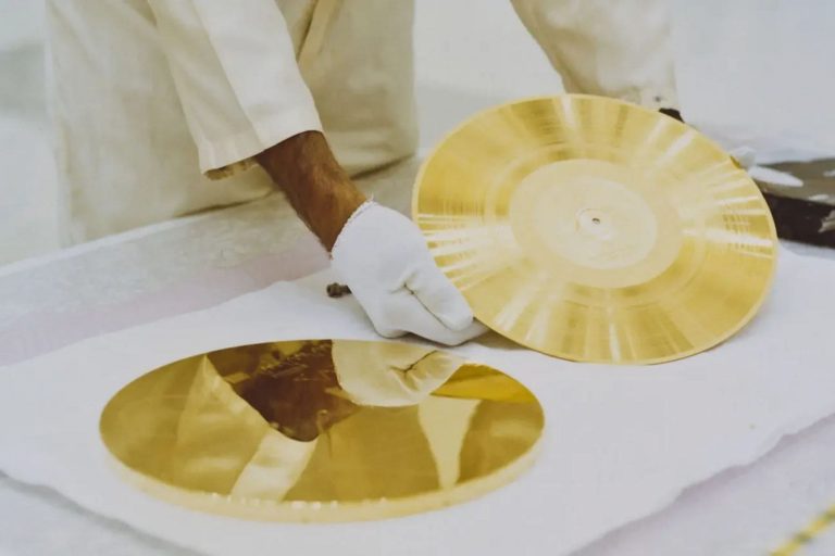 Exhibición de vinilos clásicos con portadas históricas del rock.