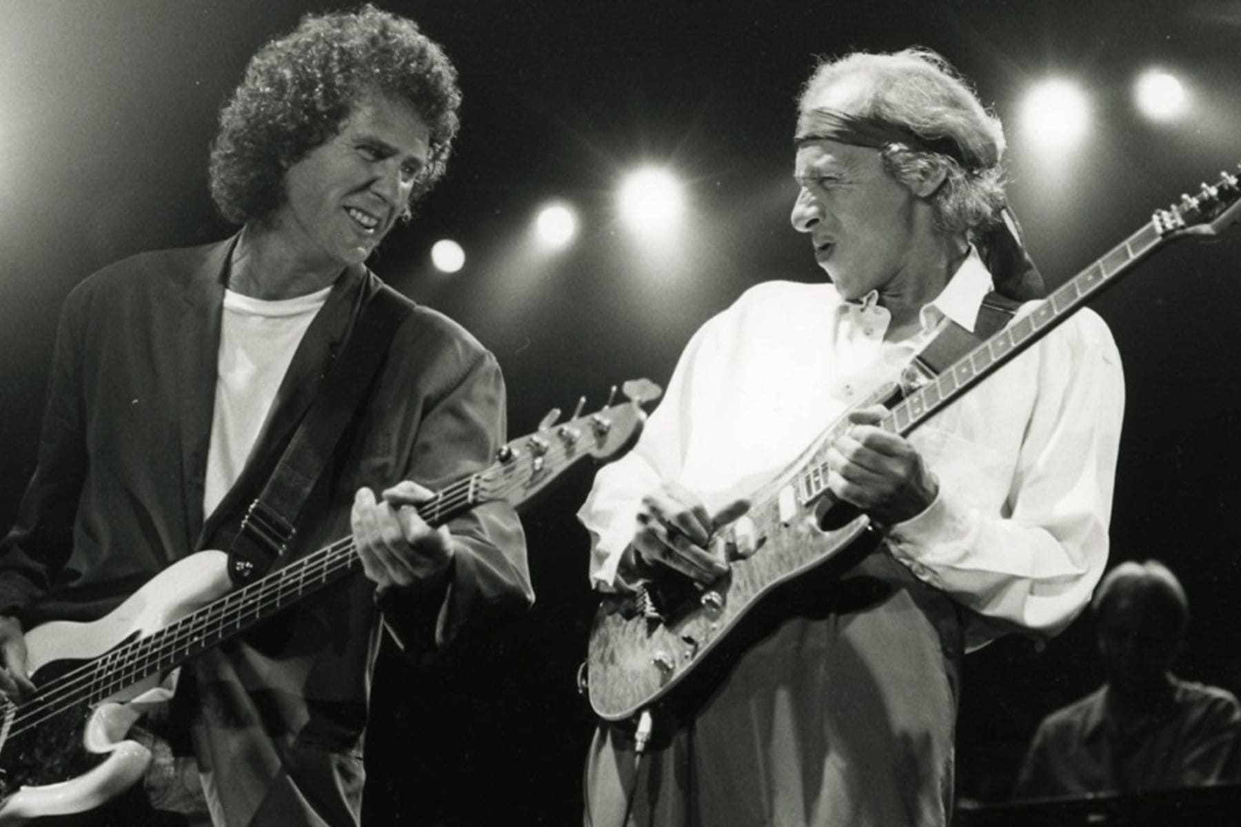 Mark Knopfler tocando la guitarra eléctrica en un concierto de Dire Straits.