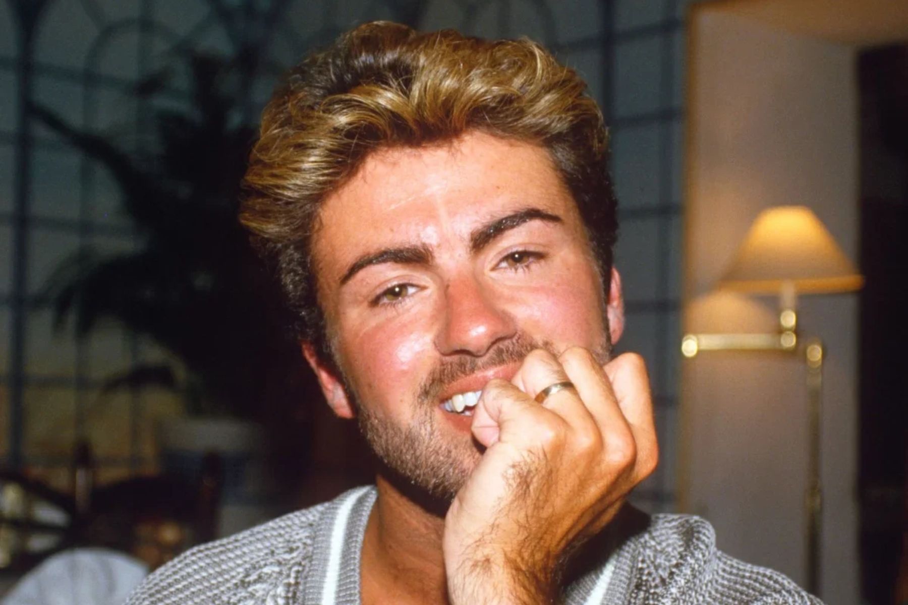 George Michael cantando con intensidad en un concierto en directo.