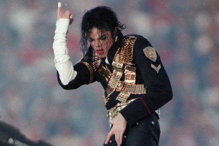 Michael Jackson posando con chaqueta militar negra y dorada en el Super Bowl de 1993