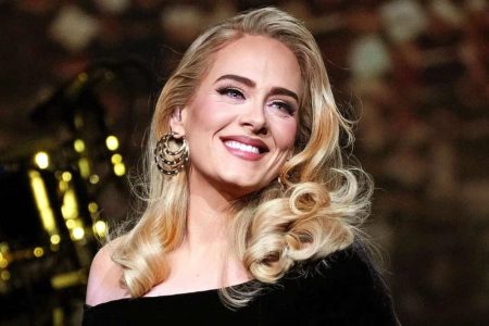 Adele cantando con emoción durante la era de promoción del álbum 25.