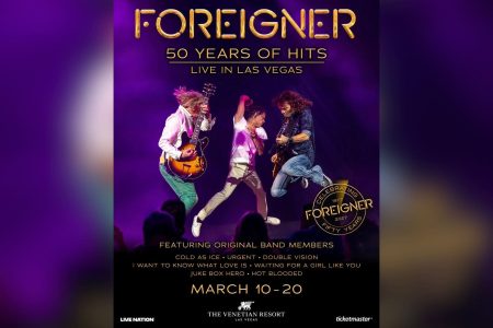 Los integrantes de Foreigner posando juntos en una imagen promocional.