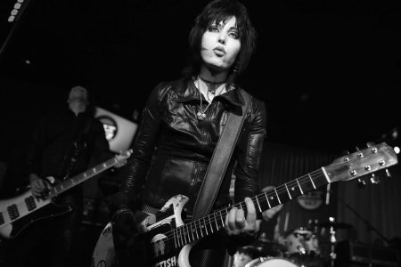 Joan Jett cantando con guitarra electrica en una sesion de estudio de los anos ochenta