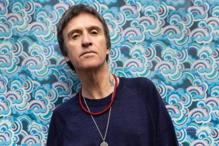 Johnny Marr sosteniendo la estatuilla de los Sky Arts Awards en The Roundhouse de Londres