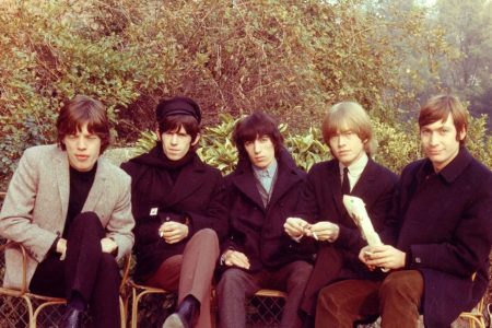 Mick Jagger y los integrantes de The Rolling Stones posando con estética psicodélica.
