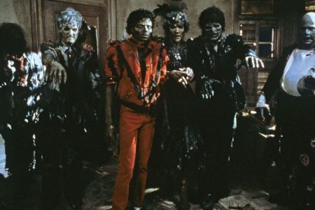 Michael Jackson bailando rodeado de zombis en el videoclip de Thriller.