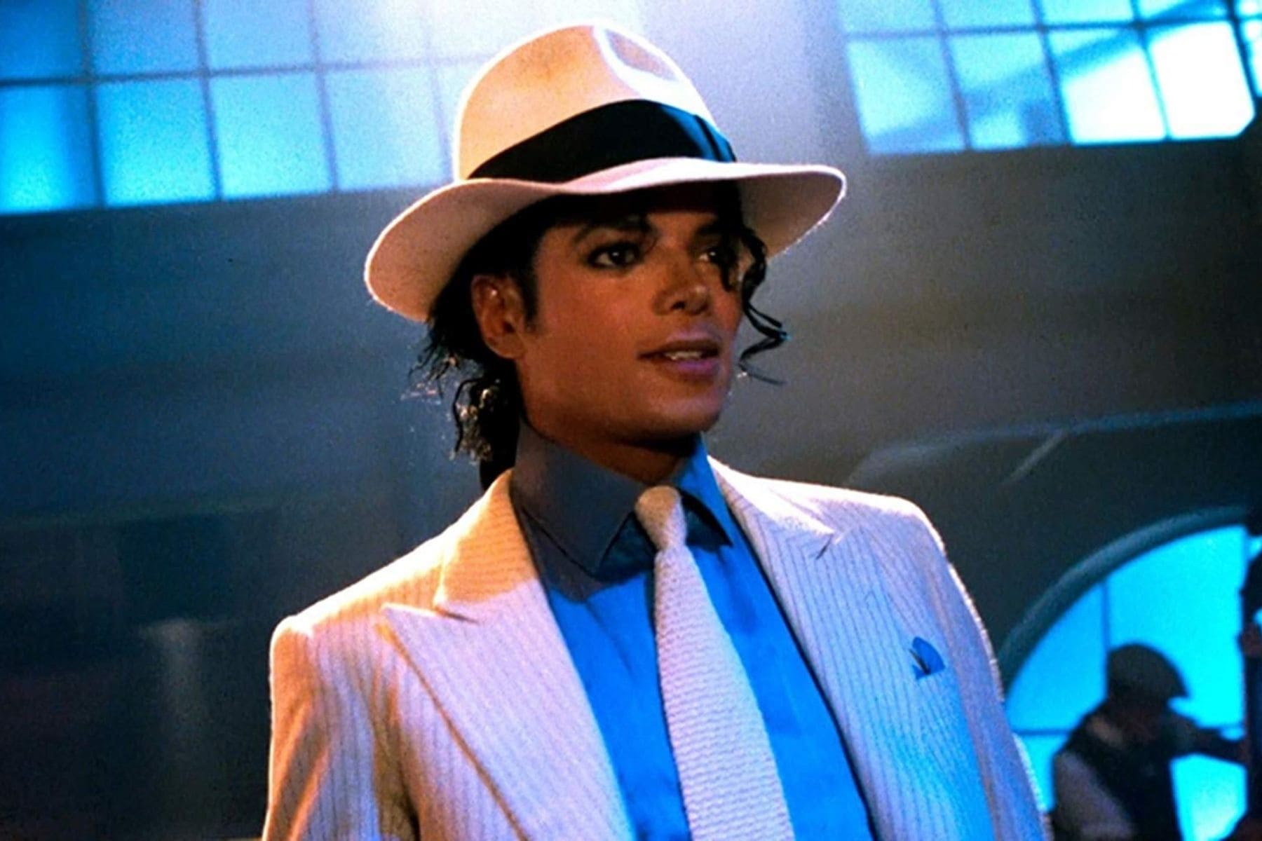 Michael Jackson realizando la inclinación antigravedad en el videoclip de Smooth Criminal