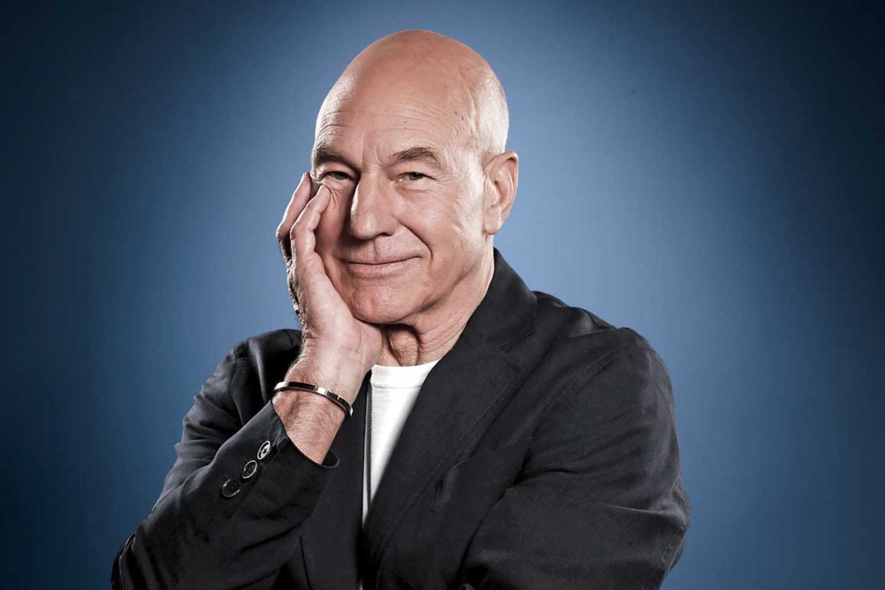 Retrato oficial del actor británico Patrick Stewart.