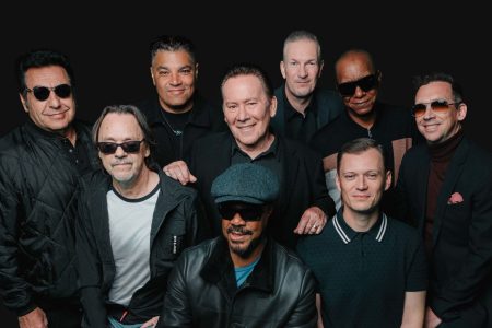 Neil Diamond con guitarra acustica en los anos sesenta y UB40 tocando en vivo