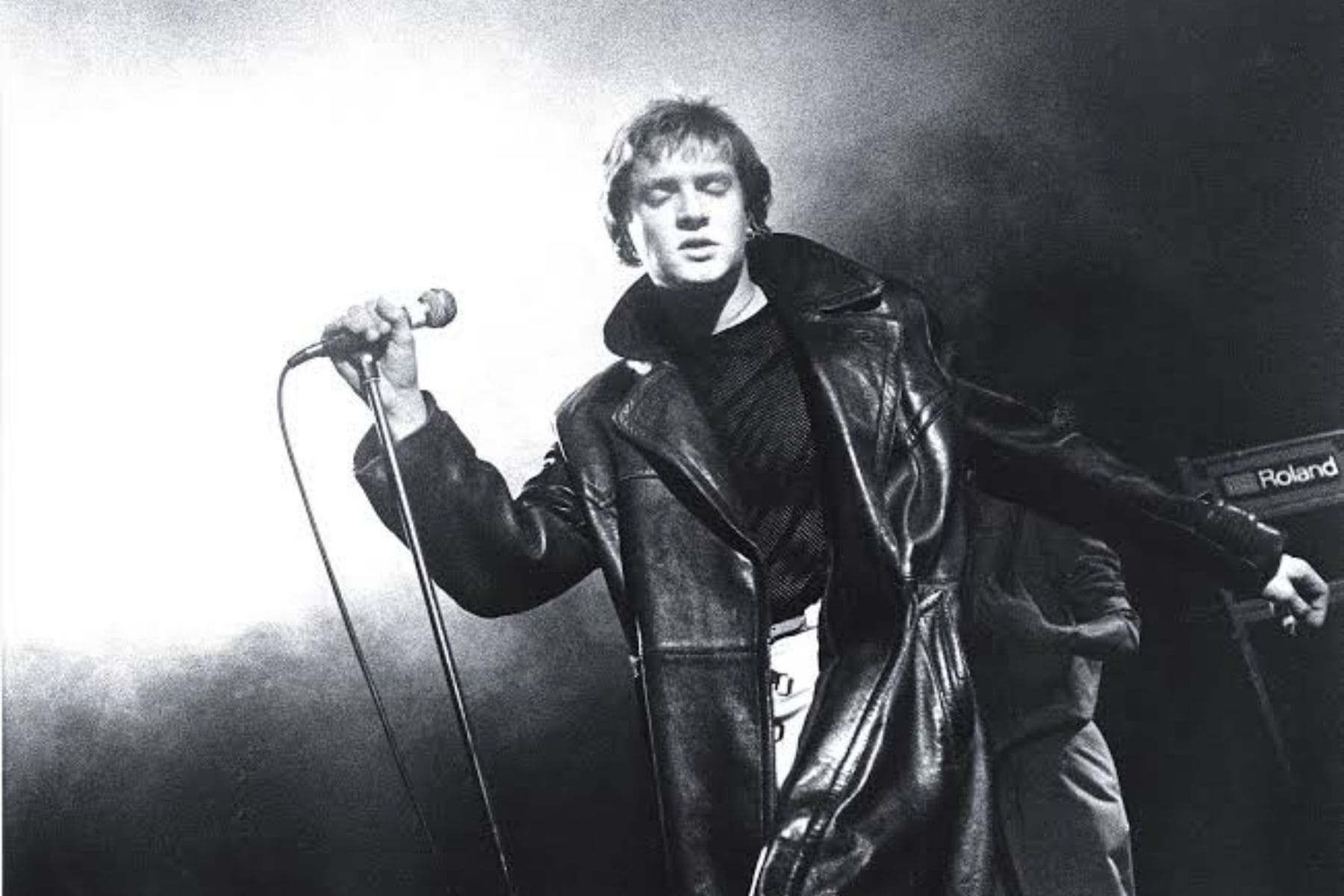 Simon Le Bon cantando con energía en un concierto de Duran Duran.