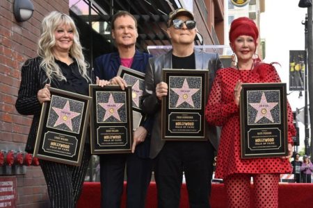 Los integrantes de The B-52’s junto a su nueva estrella en el Paseo de la Fama.