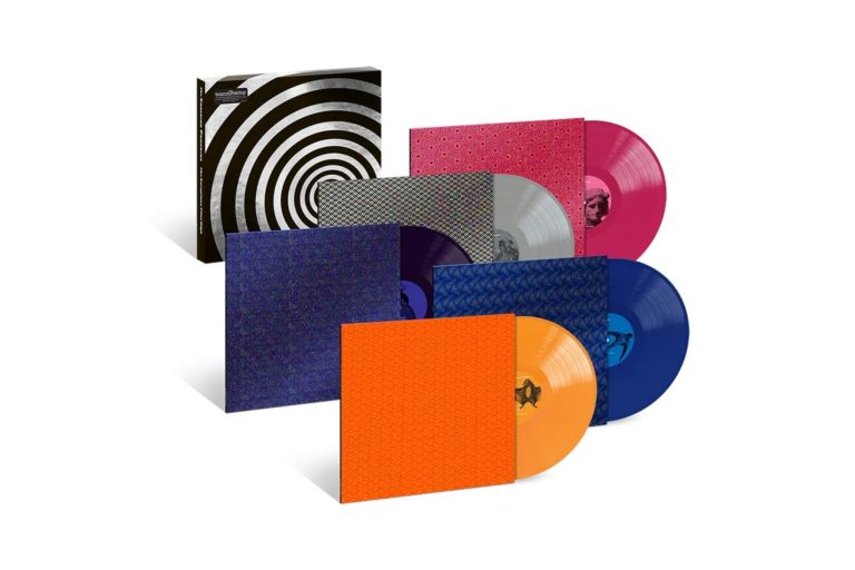 Caja abierta con los cinco discos de vinilo de colores de The Aeroplane Flies High de The Smashing Pumpkins