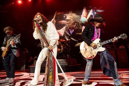 lles en esta nota. ALT para fotos: Steven Tyler y Joe Perry de Aerosmith sobre el escenario en un concierto de rock