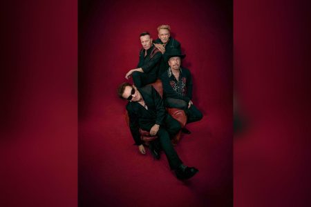 Los cuatro integrantes de U2 caminando en el desierto para la promocion de la gira 2027