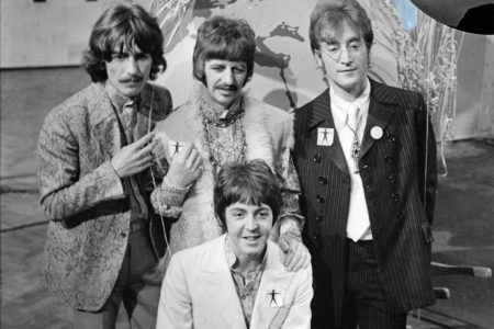 Paul McCartney cantando en solitario con guitarra acústica en The Ed Sullivan Show