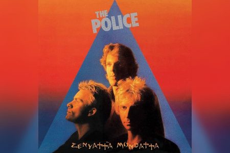 Sting cantando con bajo en vivo durante la gira del disco Zenyatta Mondatta de The Police