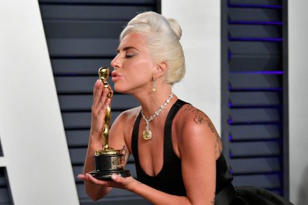 Lady Gaga al piano junto a Bradley Cooper durante la presentacion de Shallow en los premios Oscar
